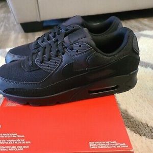 Nike Air Max (men’s 4.5/women’s 5.5)